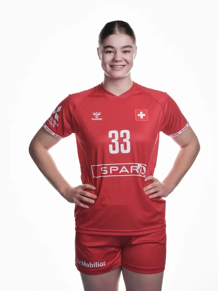 Nora Snedkerud posiert stolz im Nati-Dress mit der Nummer 33.