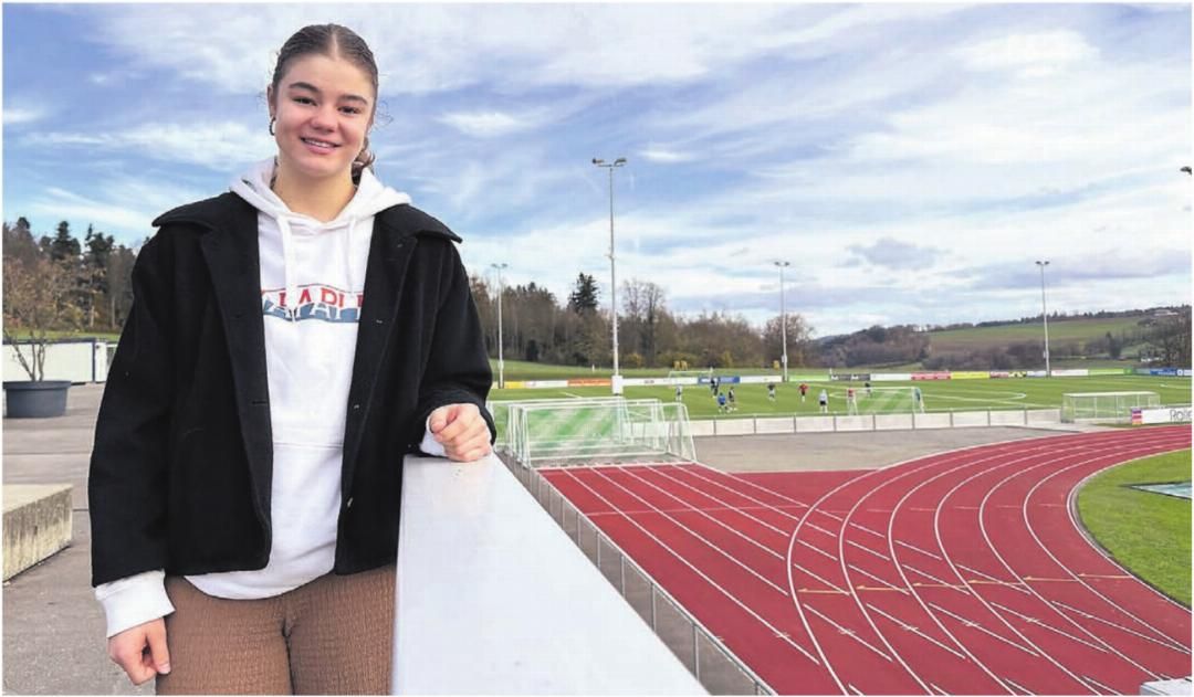 In Widen wohnt sie, in Widen spielte sie lange Handball und in Widen arbeitet sie auf der Gemeinde. Nora Snedkerud in ihrer Burkertsmatt. Bild: Stefan Sprenger