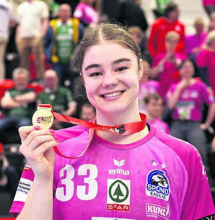 Stolz zeigt Nora Snedkerud Ihre Goldmedaille